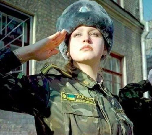 乌克兰炮弹女兵吃瓜,勇敢“吃瓜”背后的坚守与牺牲