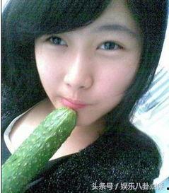 美女在河上吃瓜,夏日风情尽收眼底