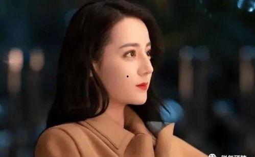 美女吃瓜瞬间,尽显优雅魅力