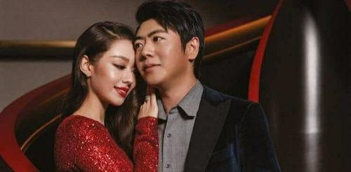 朗朗夫妇吃瓜,甜蜜瞬间曝光，网友直呼甜到心里