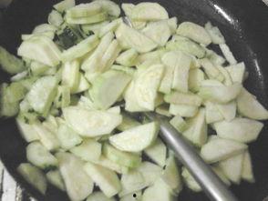 黄色的西葫芦瓜怎样吃呢,黄色西葫芦瓜的多彩食法探索