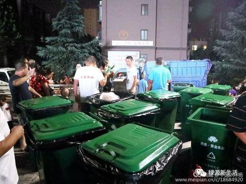 三渔民现场吃瓜,揭秘海上生活趣事