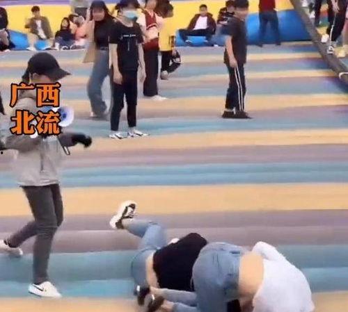 众人围观吃瓜素材